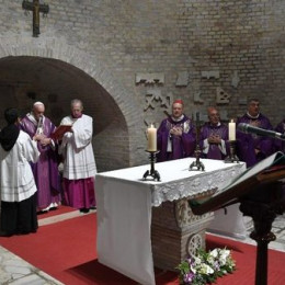 Sveta maša v Priscilinih katakombah v Rimu (photo: Vatican News)