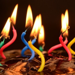 Svečke na torti (photo: Unsplash)