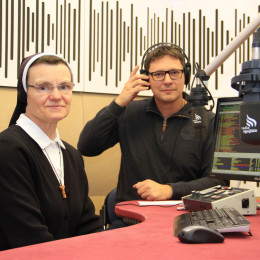 Sestra Nikolina in Matjaž Merljak v studiu Radia Ognjišče (photo: Izidor Šček)