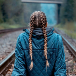 Dekle na železniškem tiru (photo: Pixabay)