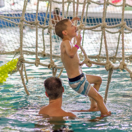 Otroci v bazenu (photo: Kompas)