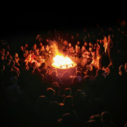 Skavti ob tabornem ognju (photo: Maximilian Meyer/Unsplash)