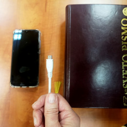 Telefon ali evangelij? (photo: Rok Mihevc)