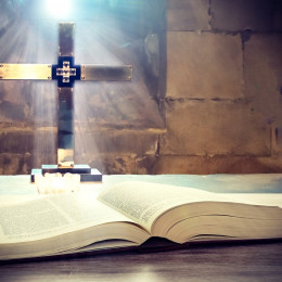 Ustavimo se! Vzemimo v roke Sveto pismo. Gospod je z nami! (photo: Pixabay)