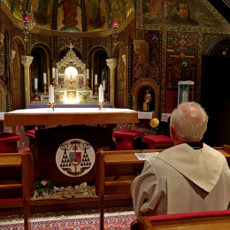 Ljubljanski nadškof Stanislav Zore moli v kapeli na nadškofiji (photo: )