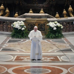 Papež v prazni baziliki sv. Petra izreka poslanico Urbi et Orbi (photo: Vatican Media)