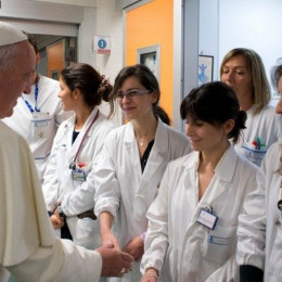 Papež z medicinskimi sestrami in bolničarji med obiskom pediatrične bolnišnice Bambino Gesu  (photo: Vatikan News)