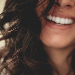 Nasmeh je luč v oknu duše, ki pokaže, da je srce doma. (photo: Lesly Juarez / Unsplash)