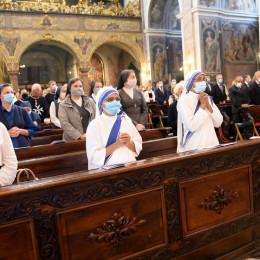 Obvezna uporaba mask v cerkvi (photo: Rok Mihevc)