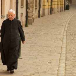 Duhovnik na praznih mestnih ulicah (photo: Pixabay)