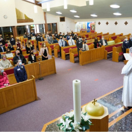 Med sveto birmo v cerkvi (photo: Vestnik slovenske župnije v Hamiltonu)