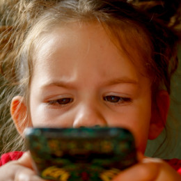 Imamo ogromno armado otrok, ki je več na zaslonih kot v živih odnosih (photo: Pixabay)