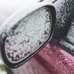 V času sneženja in zamrzovanja očistimo vsa stekla, ne le prednje, tudi z avta pometemo sneg, da ne dela preglavic tistim, ki vozijo za ali pred nami (photo: rawpixel.com)