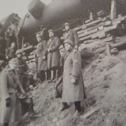 Italijanski vojaki ob iztirjenem vlaku (photo: Arhiv dr. Jože Možina)
