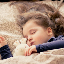 Otroci potrebujejo več globokega spanja, saj se v tej fazi izloča rasni hormon (photo: Daniela Dimitrova / Pixabay )