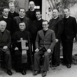 Janez Jalen (levo) - v družbi sobratov duhovnikov (photo: stareslike.cerknica.org - Jože Žnidaršič)