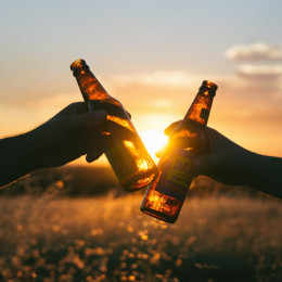 Mora biti druženje, praznovanje res povezano z alkoholom? (photo: Wil Stewart / Unsplash)