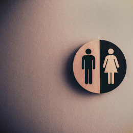 Uhajanje urina je najpogostejša težava žensk, ki močno ovira vsakdanje življenje (photo: Tim Mossholder / Unsplash)