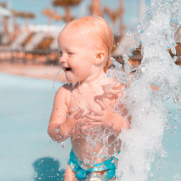Nizki bazenčki z nekaj cm vode niso tako nedolžni. Otrok se lahko utopi tudi v zelo nizki vodi. (photo: Derek Thomson / Unsplash)