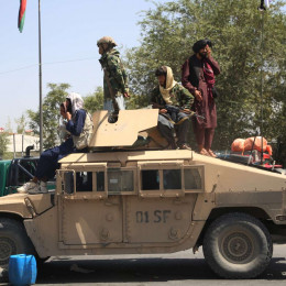 Talibani na zaplenjenem vojaškem vozilu (photo: Xinhua/STA)
