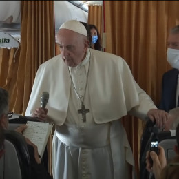 Papež v pogovoru z novinarji na letalu (photo: posnetek zaslona)