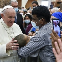 Papež pozdravlja vernike pri avdienci (photo: Divisione Produzione Fotografica)