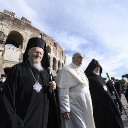 Verski voditelji na molitvi za mir pred rimskim Kolosejem (photo: Vatican Media)
