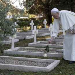 Papež polaga rože na gorobove francoskih vojakov (photo: Vatican News)
