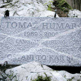 Spominska plošča Tomažu Humarju v spominskem parku pri Domu v Kamniski Bistrici (photo: Daniel Novakovič/STA)