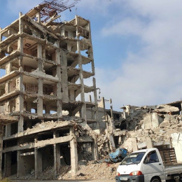 Porušene stavbe v predmestju Damaska (photo: Vatican News)
