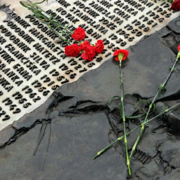 Spominska plošča žrtev tragične letalske nesreče na Korziki (photo: Tamino Petelinšek/STA)
