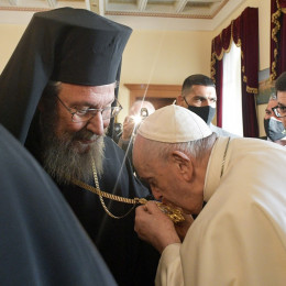 Papež s pravoslavnim nadškofom Krizostomom (photo: Divisione Produzione Fotografica)