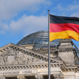 Nemška zastava pred bundestagom (photo: Pixabay/tvjoern)