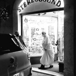 Papež v trgovini s ploščami (photo: Vatican News)