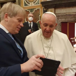 Odgovorni urednik tednika Družina s papežem Frančiškom (photo: Marjan Pogačnik)