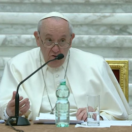 Papež med nagovorom udeležencem simpozija o duhovništvu (photo: posnetek zaslona)