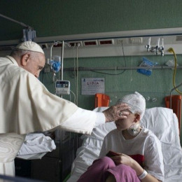 Papež Frančišek pri Ukrajinskih otrocih v volnišnici Bambino Gesù. (photo: VaticanNews)