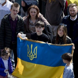 Ukrajinski verniki med opoldansko molitvijo Angel Gospodov na Trgu sv. Petra. (photo: Vatican Media)