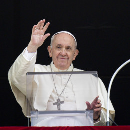 Papež pozdravlja romarje (photo: Divisione Produzione Fotografica)