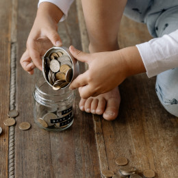 Otroci naj se začnejo učiti ravnanja z denarjem že v vrtcu (photo: cottonbro: / Pexels)
