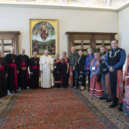 Skupja kanadskih staroselcev s papežem (photo: Divisione Produzione Fotografica)