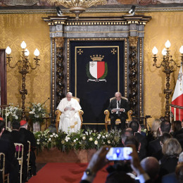 Papež Frančišek s predstavniki oblasti in diplomatskega zbora (photo: Divisione Produzione Fotografica)