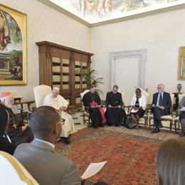 Papež s člani Komisije za zaščito mladoletnih (photo: Vatican News)