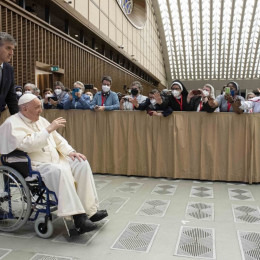 Papež Frančišek na invalidskem vozičku (photo: Vatican Media)