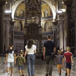 Družina vstopa v eno od rimskih bazilik (photo: Posnetek zaslona vabila na Svetovno srečanje družin)