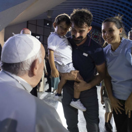 Papež pozdravlja mlado družino na Svetovnem srečanju družin (photo: Vatican News)