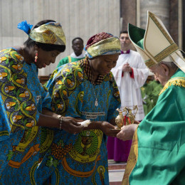 Papež sprejema darove pri sveti maši (photo: Vatican News)