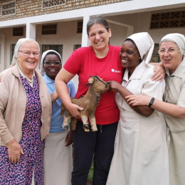 Sodelavka Slovenske karitas Jana Lampe (v sredini) s sestrami misijonarkami na misijonu v Burundiju (photo: Slovenska karitas)