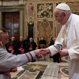 Papež pozdravlja staroselko (photo: Vatican News)