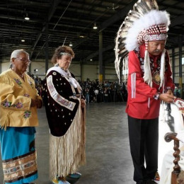 Papež s staroselci na letališču v Kanadi (photo: Vatican News)